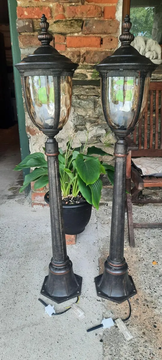 Garden post lights x 2 - Image 1