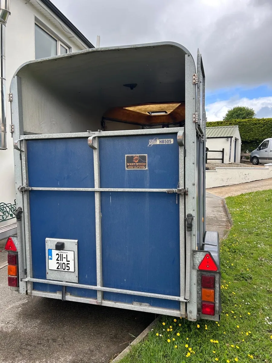 Horse box - Image 1