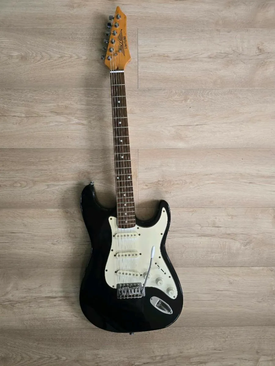 Electric guitar with soft case, amp, and lead - Image 2