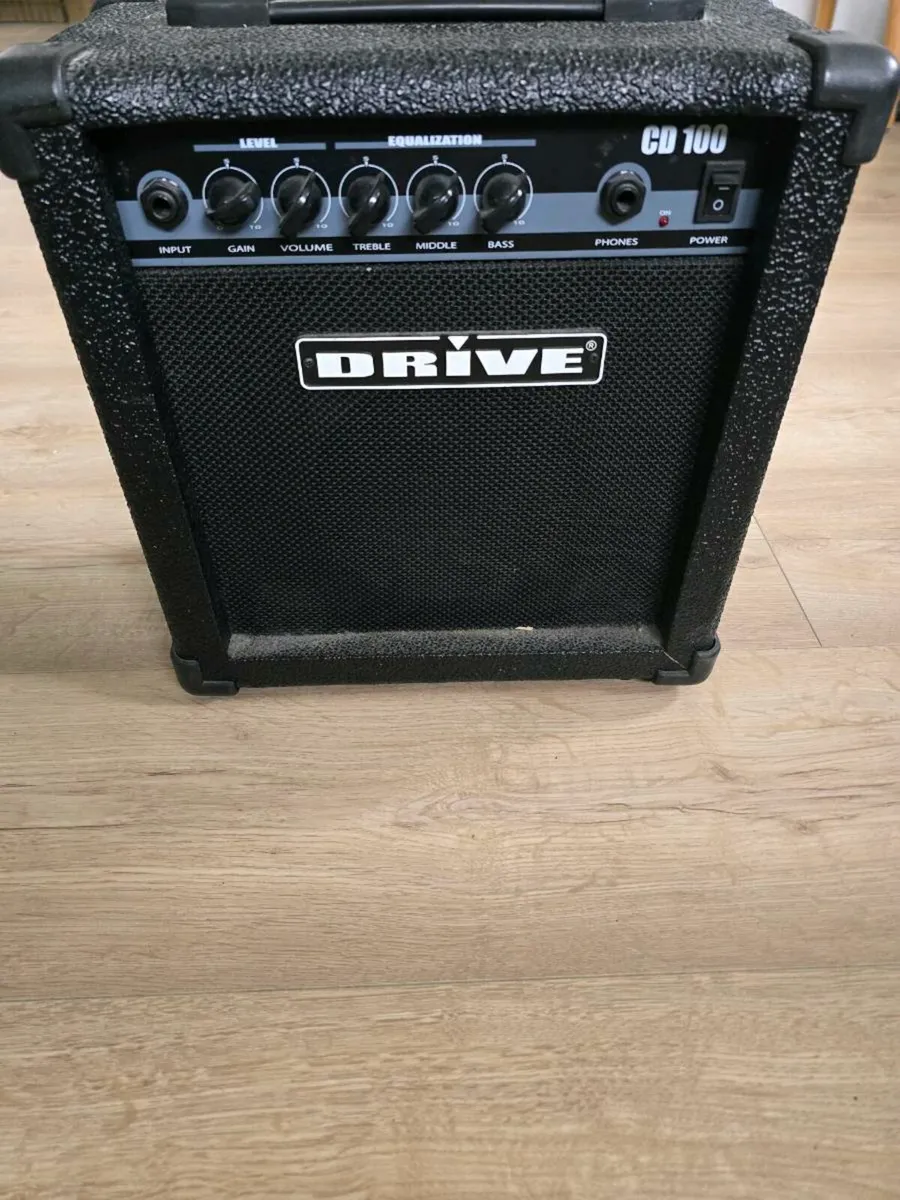 Electric guitar with soft case, amp, and lead - Image 3