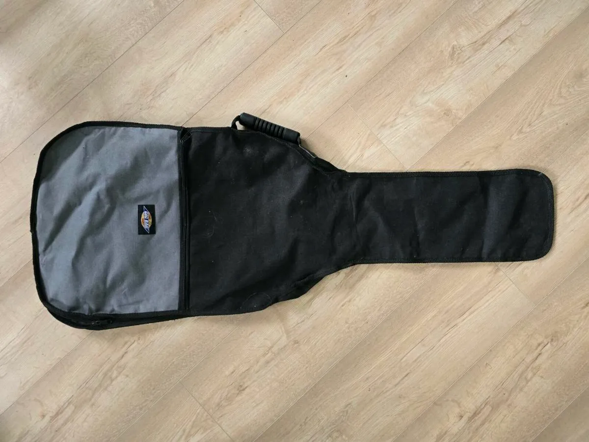 Electric guitar with soft case, amp, and lead - Image 4