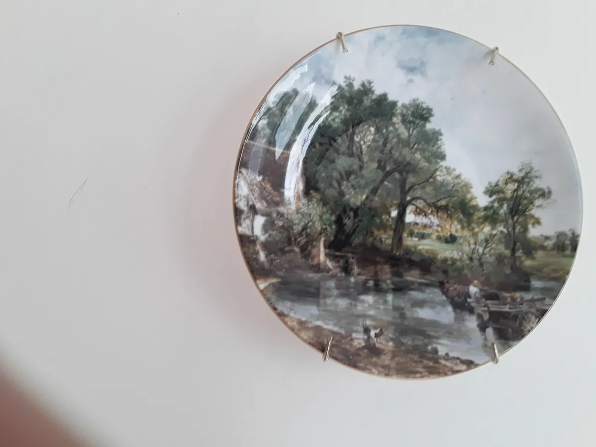 Two collectible vintage wall plates with brackets - Image 1