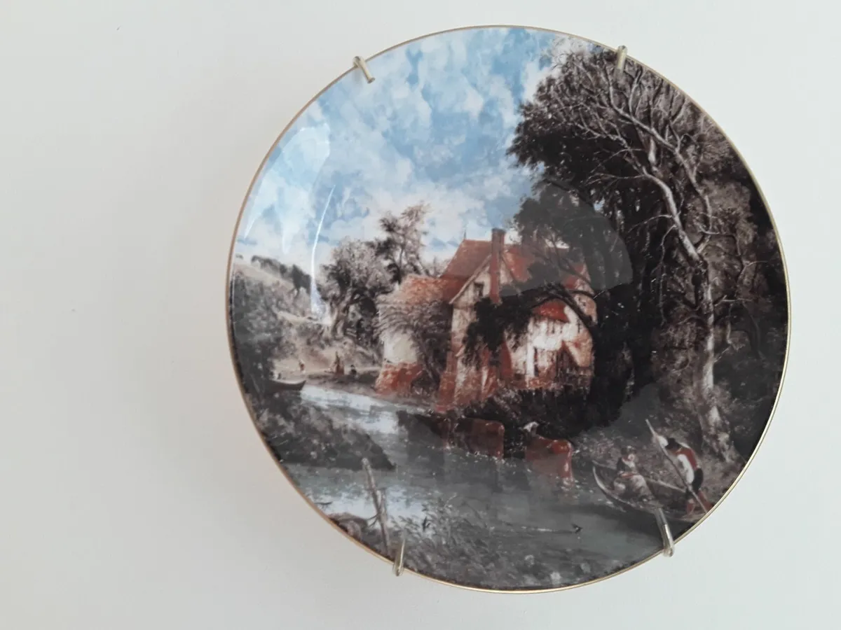 Two collectible vintage wall plates with brackets - Image 2