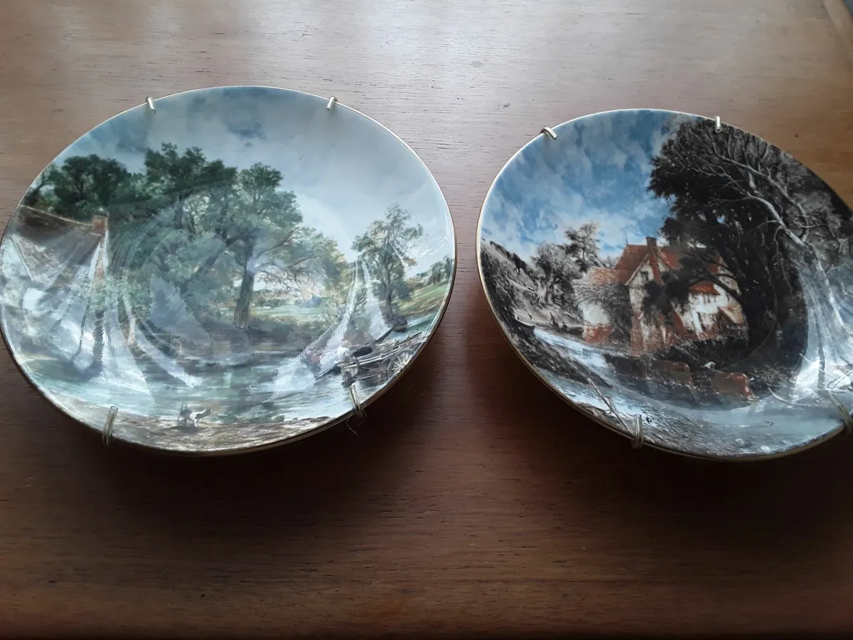 Two collectible vintage wall plates with brackets - Image 3