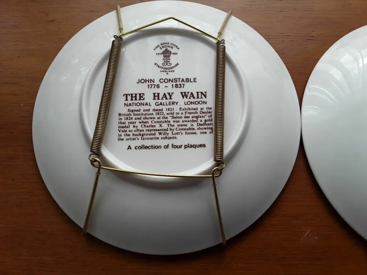 Two collectible vintage wall plates with brackets - Image 4