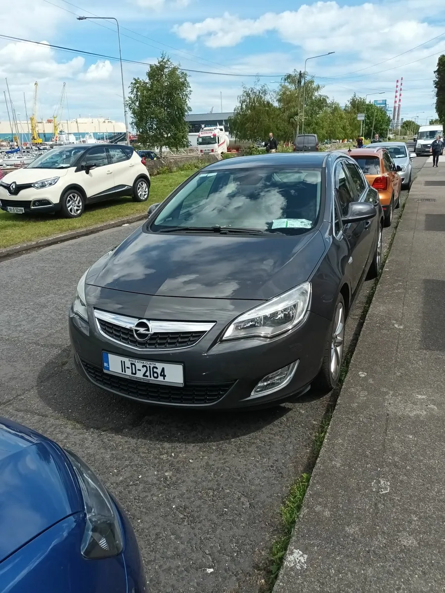 Opel Astra 2011 - Image 2