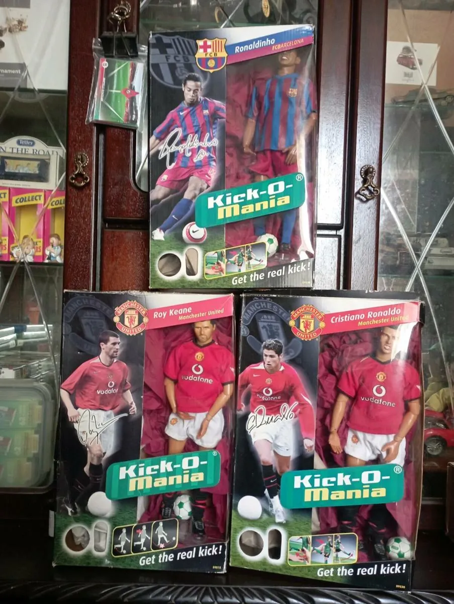 MANCHESTER UNITED KICK-0 MANIA FIGURES - Image 1