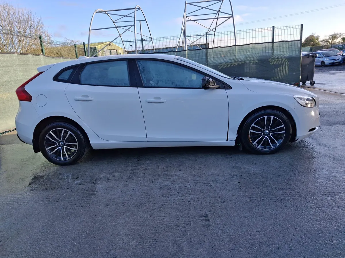 162 Volvo V40 2.0L Diesel Light Damage - Image 3