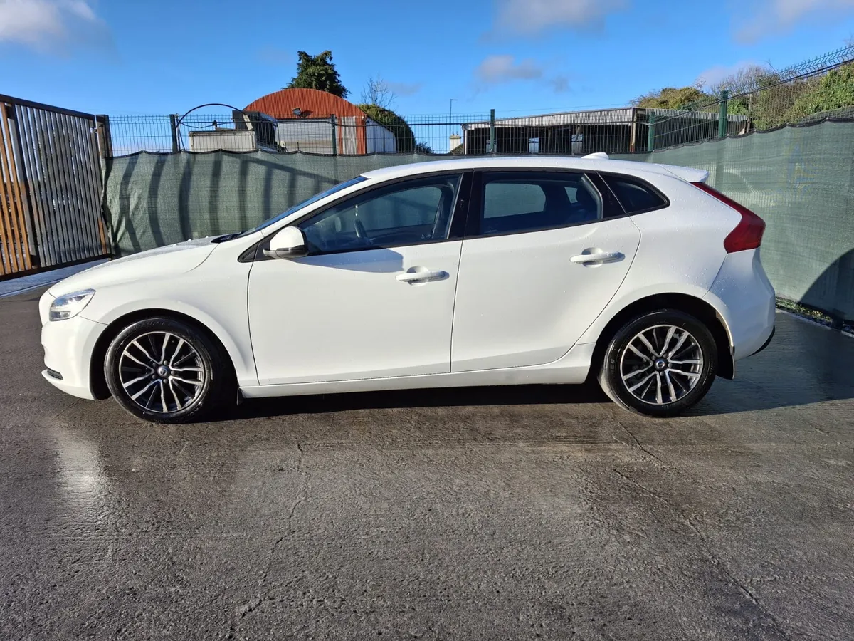 162 Volvo V40 2.0L Diesel Light Damage - Image 4