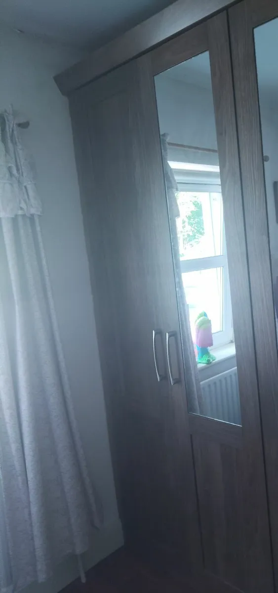 Built In Wardrobe - Image 4