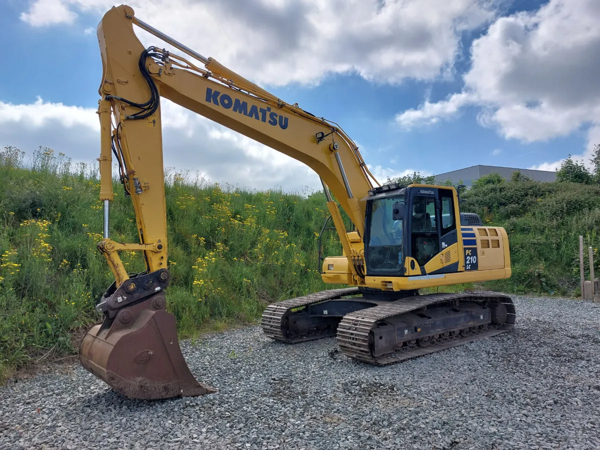 2016 Komatsu PC210LC-10 - Image 2