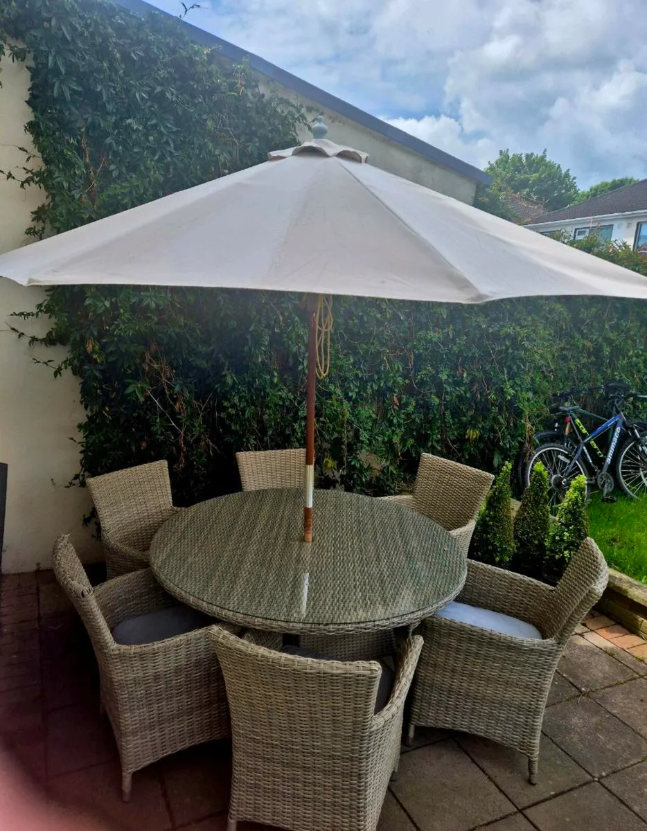 Garden Table and 6 chairs & Parasol - Image 2