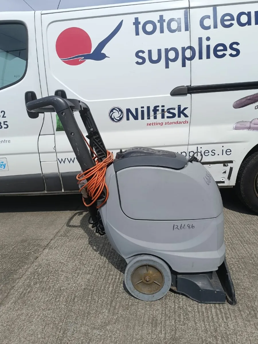 NILFISK ES300 CARPET CLEANER - Image 1