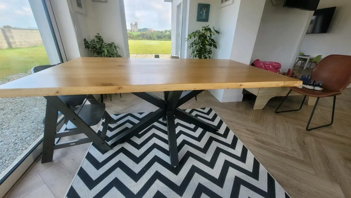 Solid wooden table - Image 1