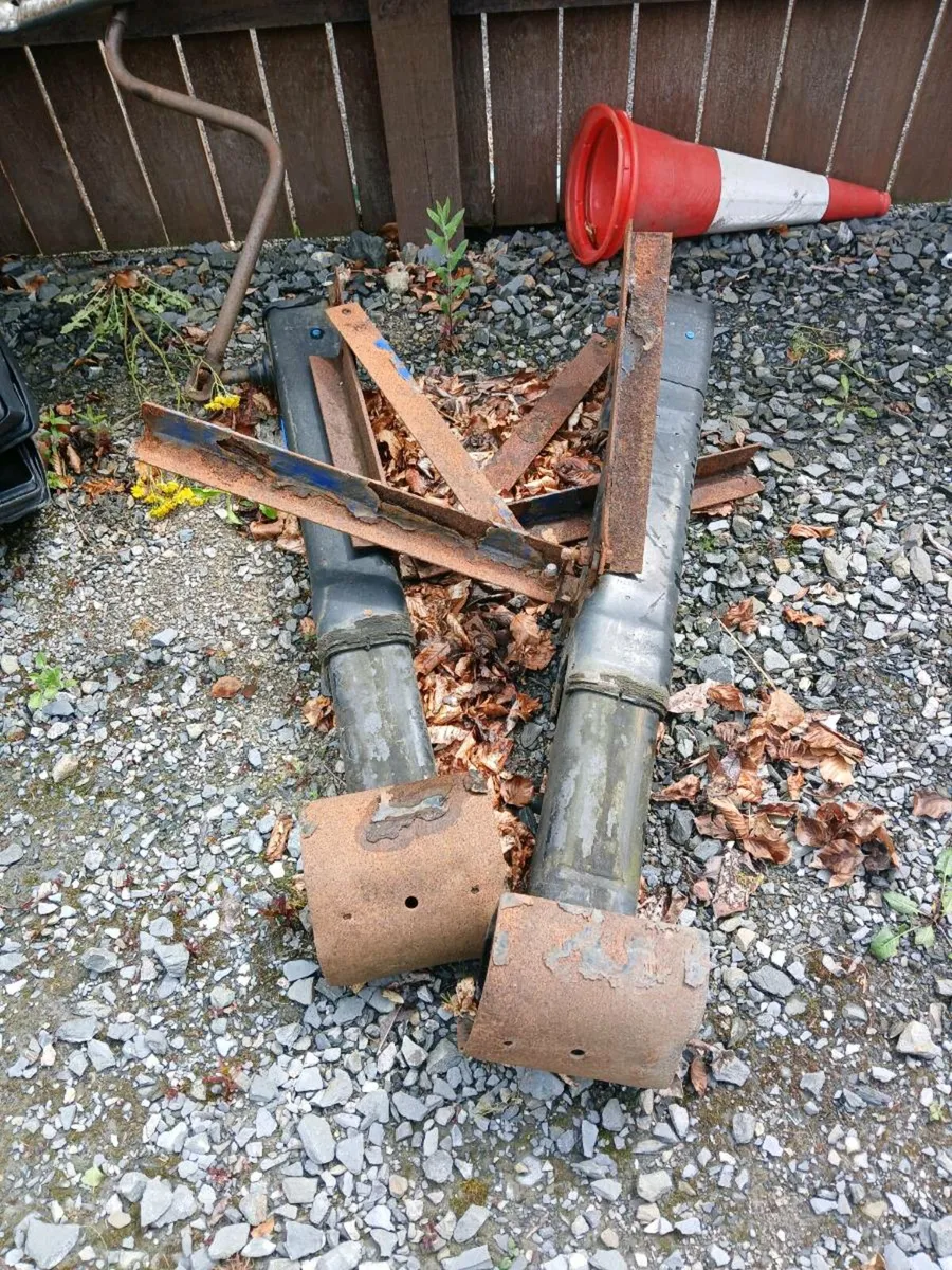 Trailer jacket legs - Image 1