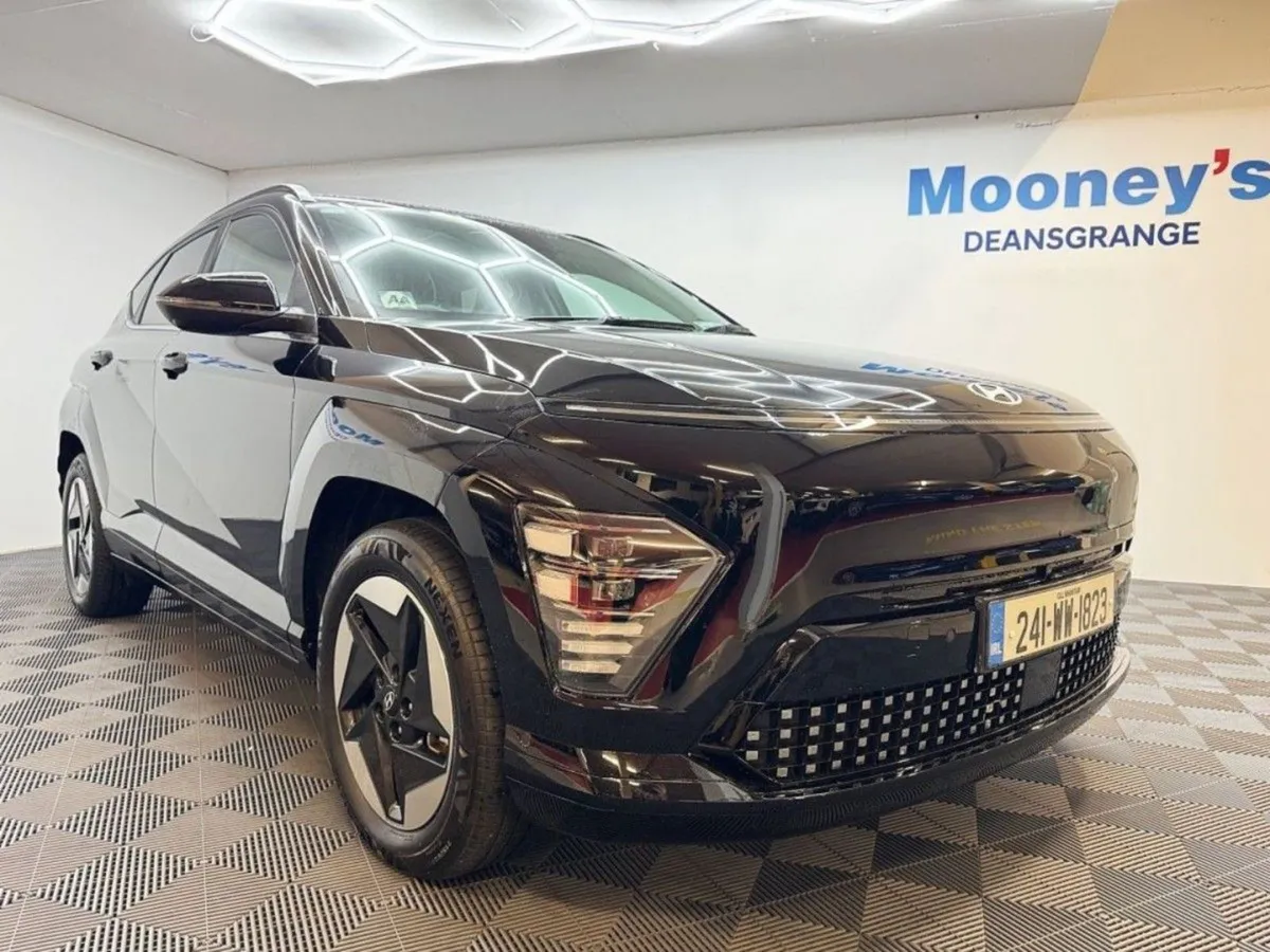 Hyundai Kona Kona EV Platinum 65kwh  Cream Leather - Image 4