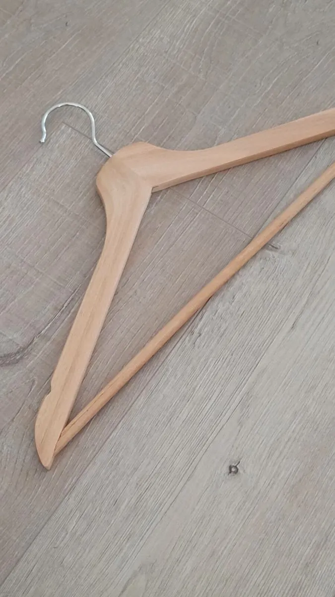 180 x wooden clothes hangers - Image 1
