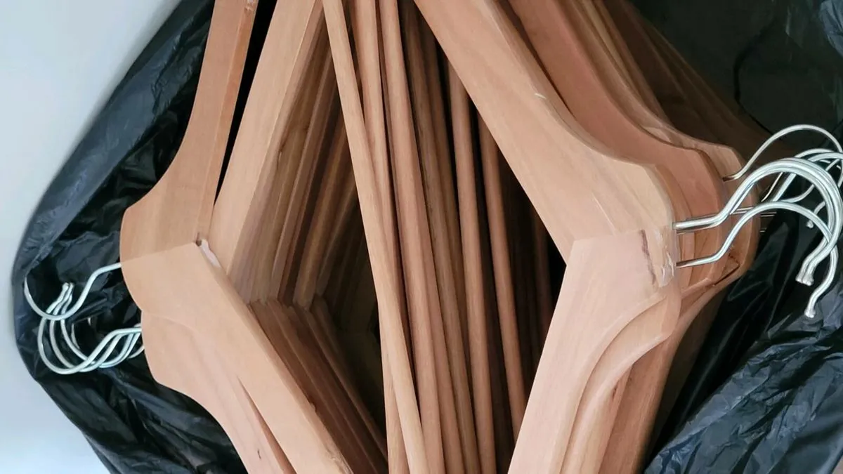 180 x wooden clothes hangers - Image 2