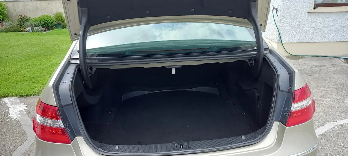 Mercedes-Benz E-Class 2010 - Image 4