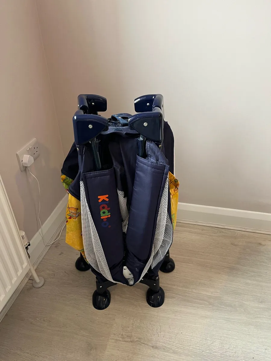 Baby travel cot - Image 2