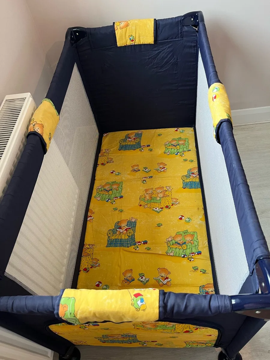 Baby travel cot - Image 3