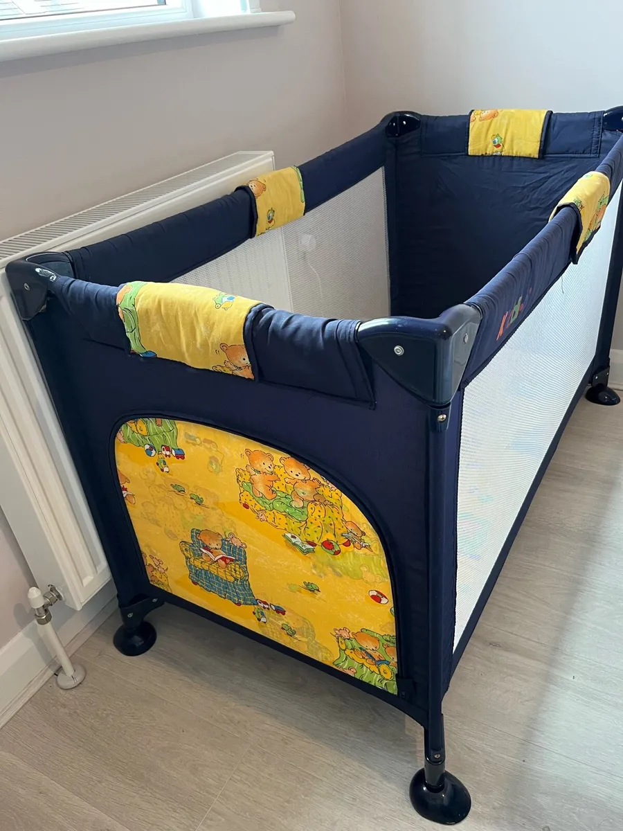 Baby travel cot - Image 1