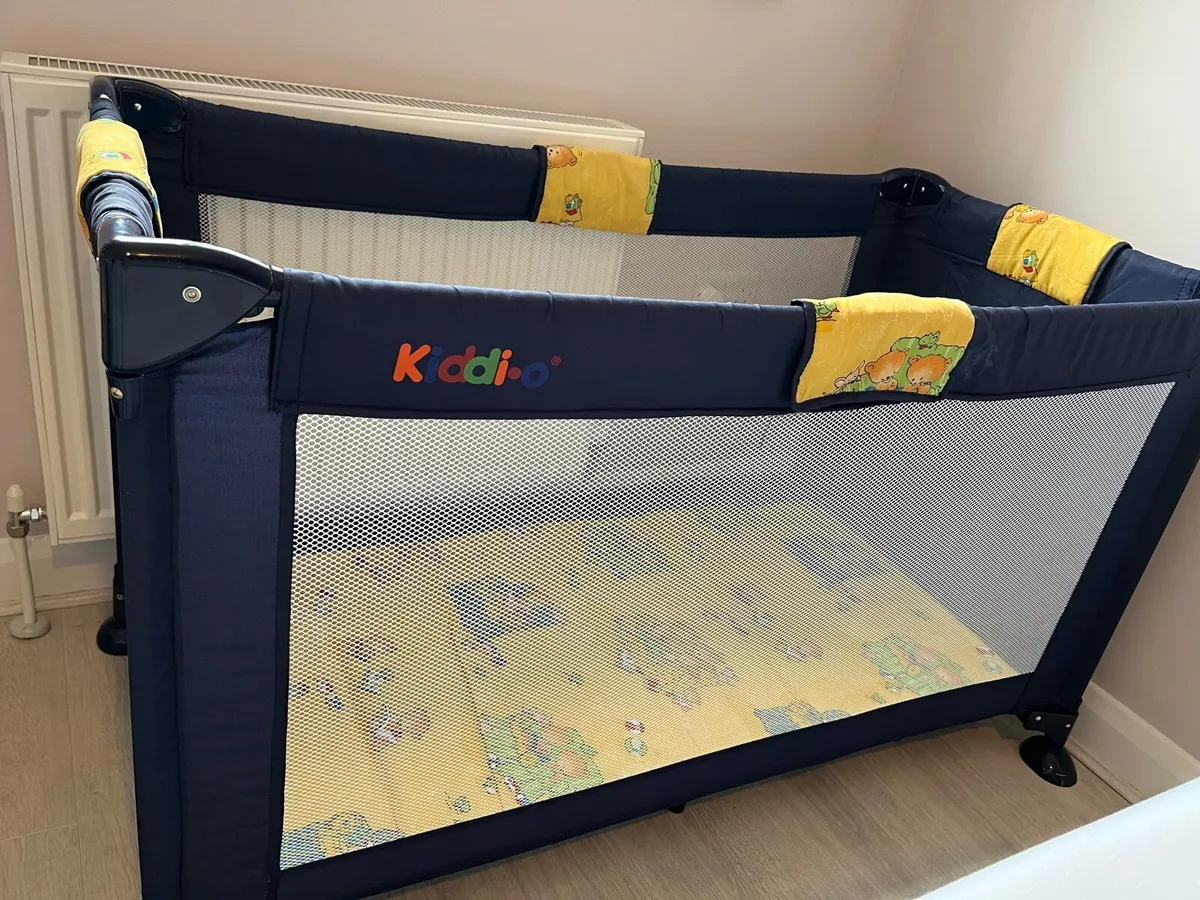 Baby travel cot - Image 4