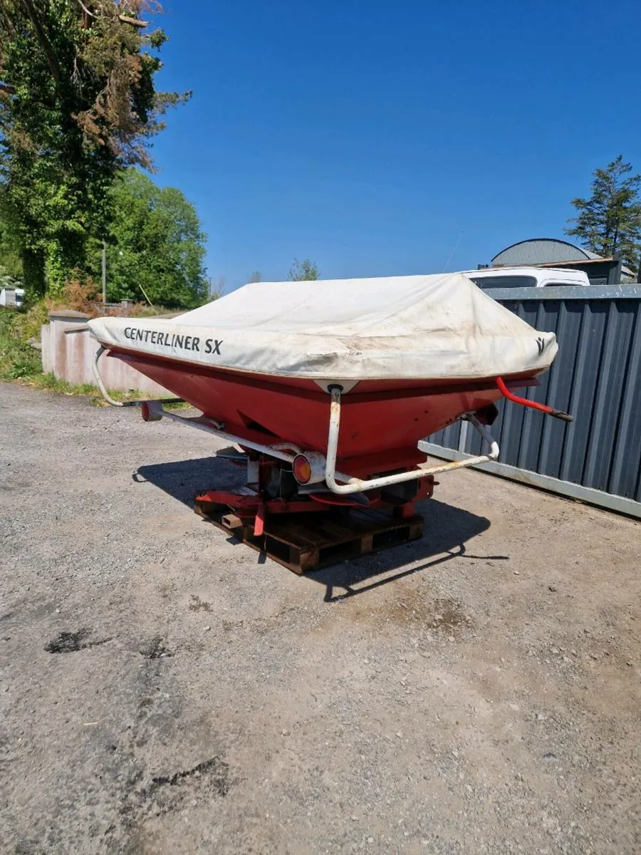 Fertiliser spreader - Image 1
