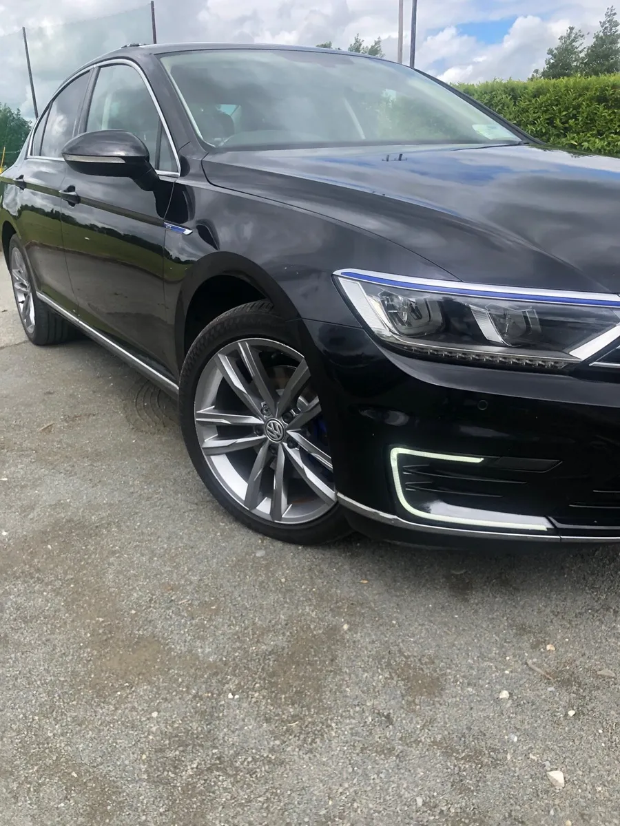 VOLKSWAGEN PASSAT TSI -GTE 1.4 saloon - Image 1