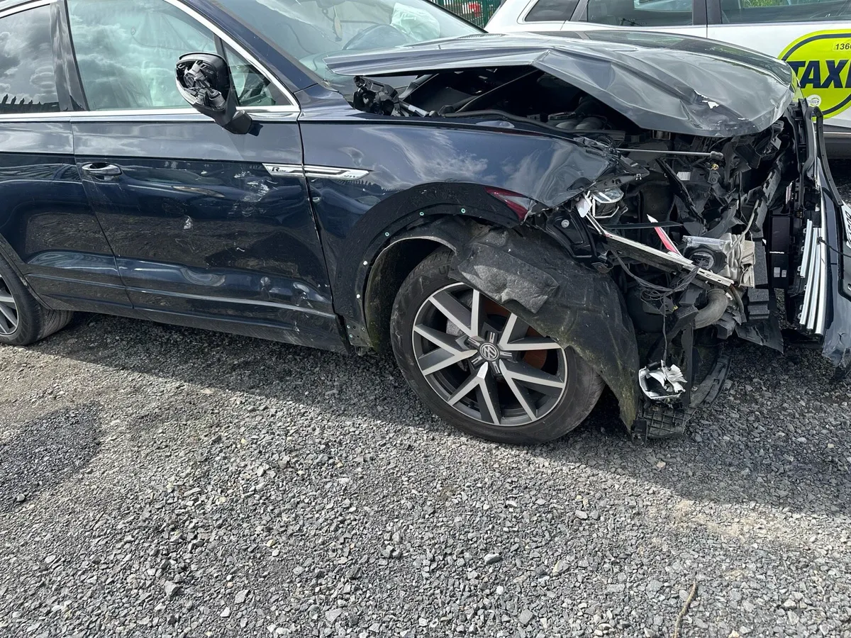 2019 VW Touareg R-Line 3.0 v6 - Image 3