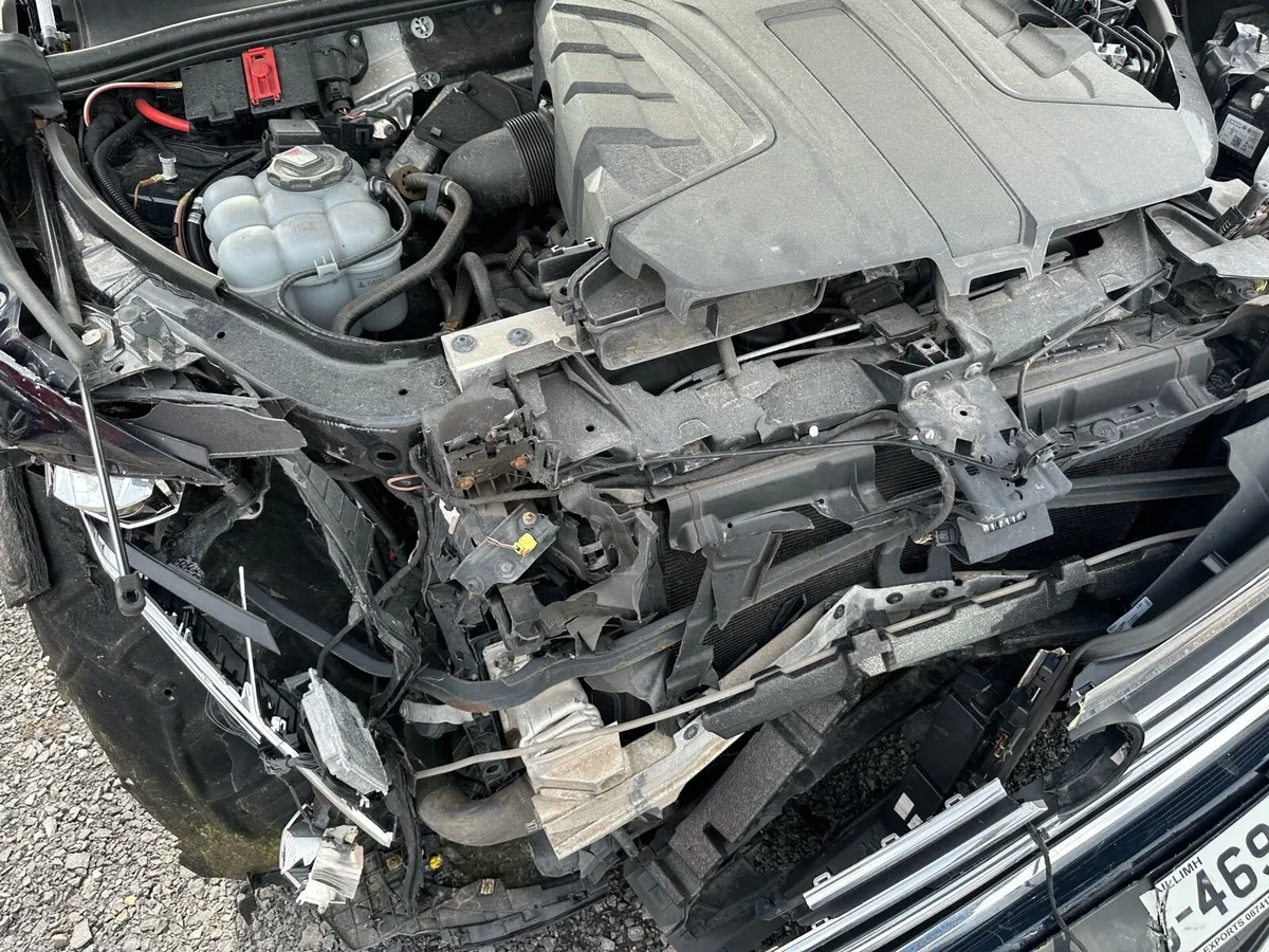 2019 VW Touareg R-Line 3.0 v6 - Image 4