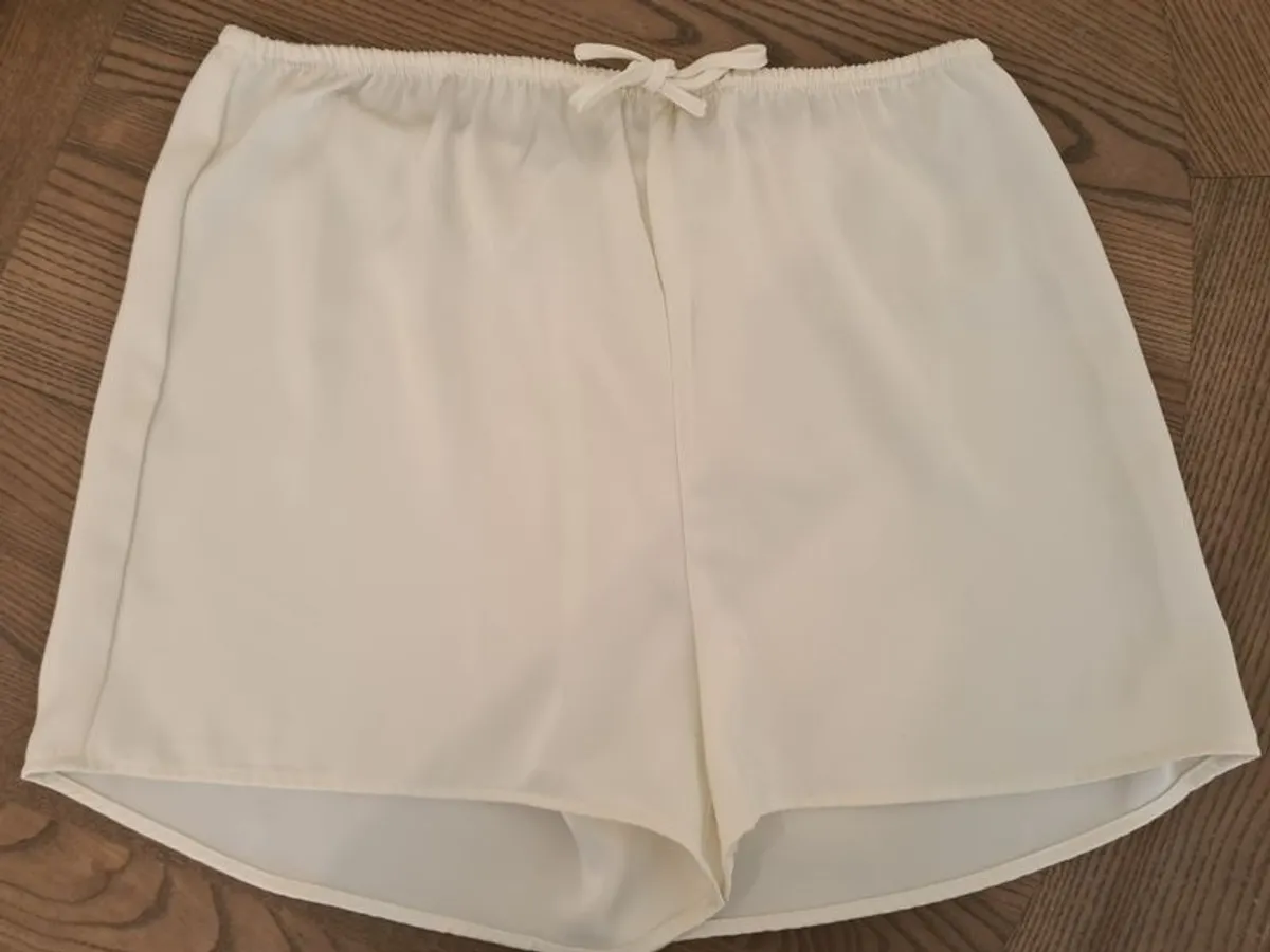 Bridal short pyjamas size 8-10 - Image 3