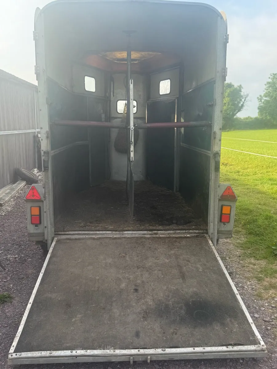 Horse box - Image 1