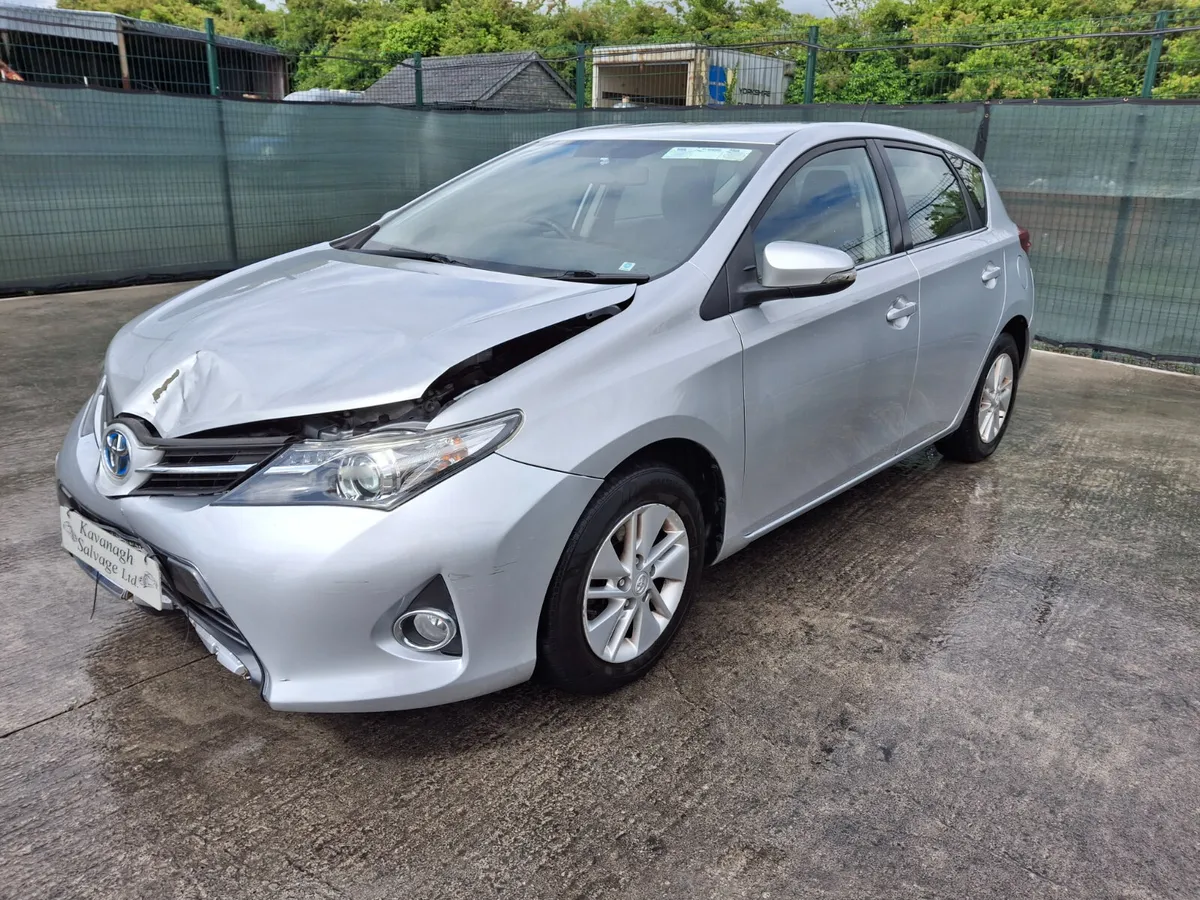 2012 Toyota Auris  1.8 Hybrid  Automatic - Image 3