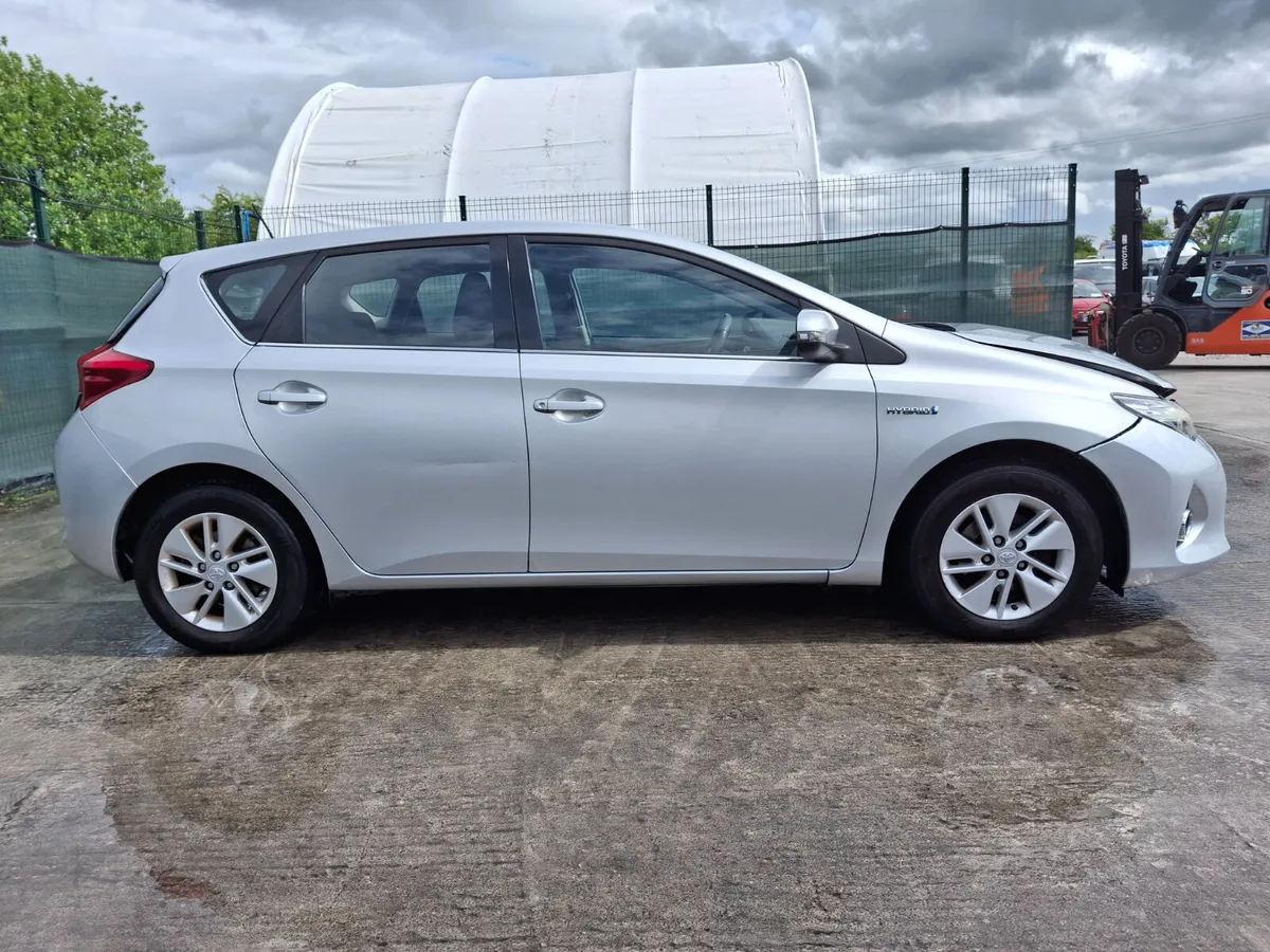 2012 Toyota Auris  1.8 Hybrid  Automatic - Image 4