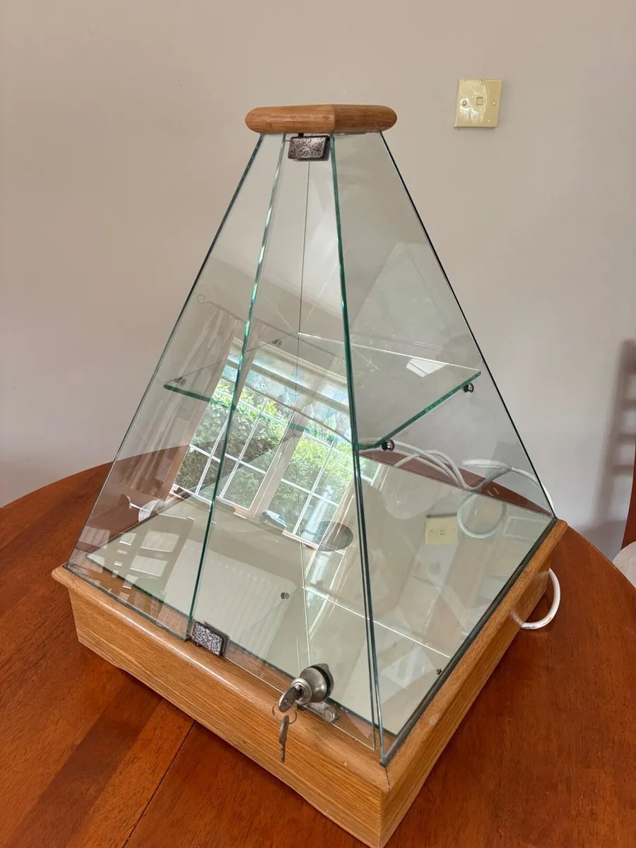 Lockable Glass display unit with light - Image 2