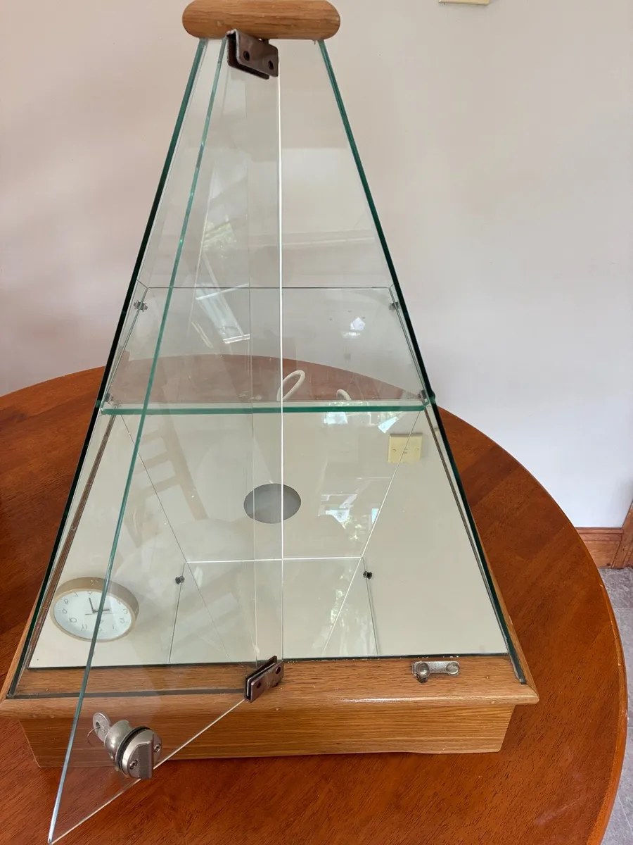 Lockable Glass display unit with light - Image 3