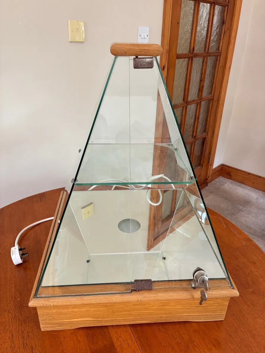 Lockable Glass display unit with light - Image 4