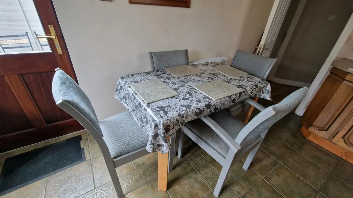 Kitchen table and chairs - Image 1