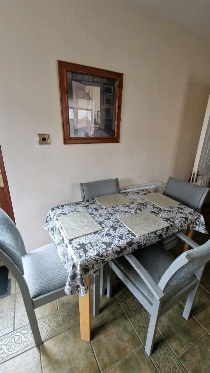 Kitchen table and chairs - Image 2