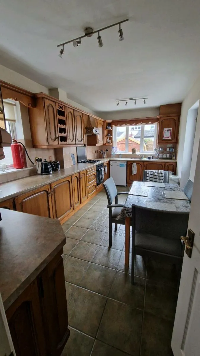 Kitchen table and chairs - Image 3