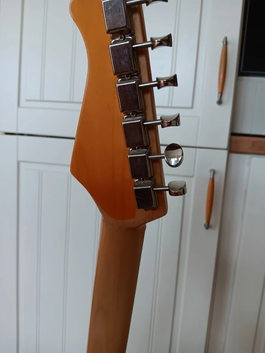 FENDER GUITAR - Image 1