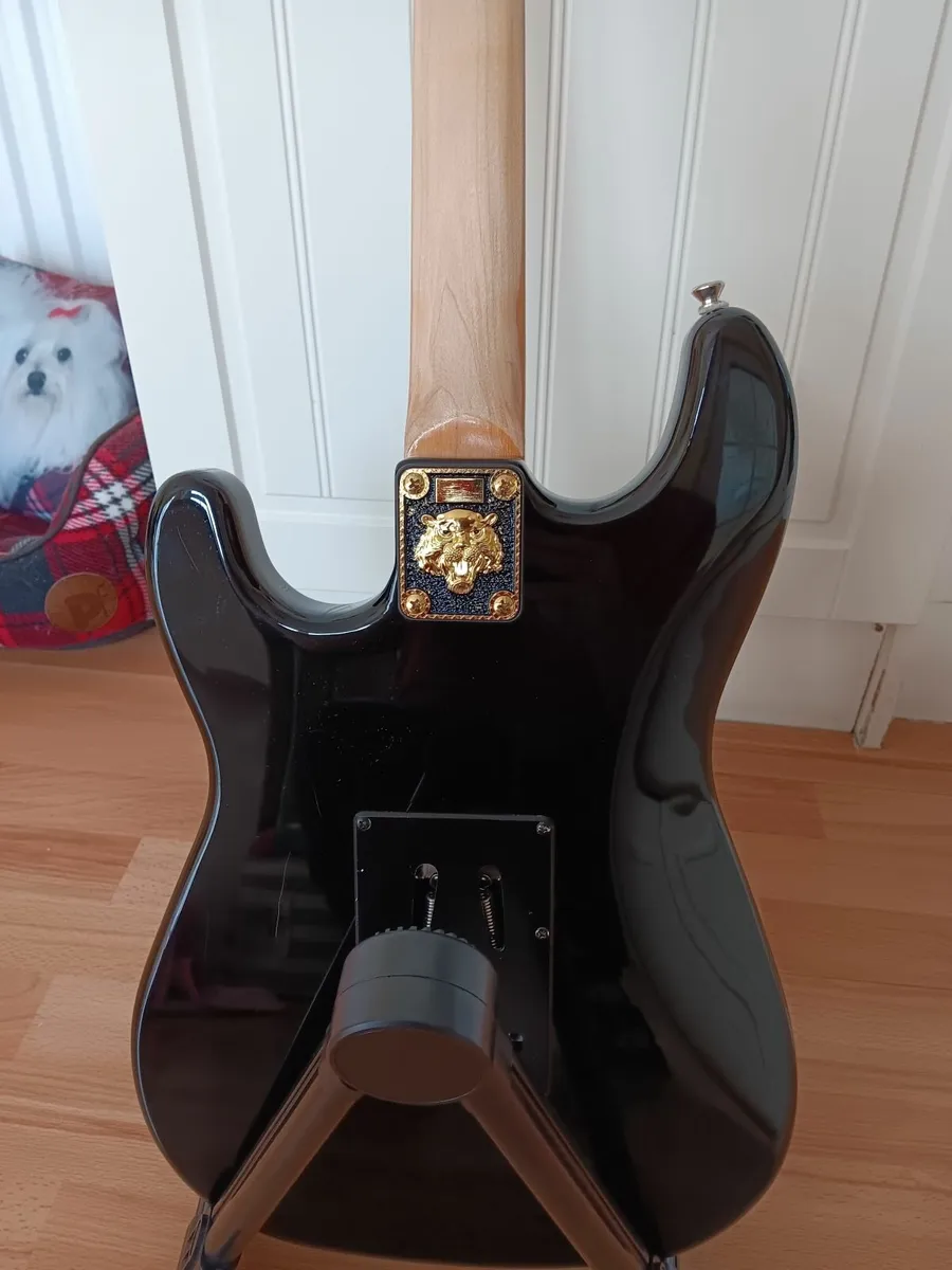 FENDER GUITAR - Image 3