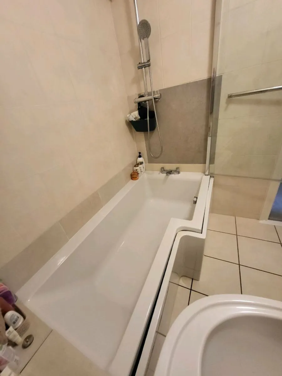Bath tub, taps, and shower screen - Image 1