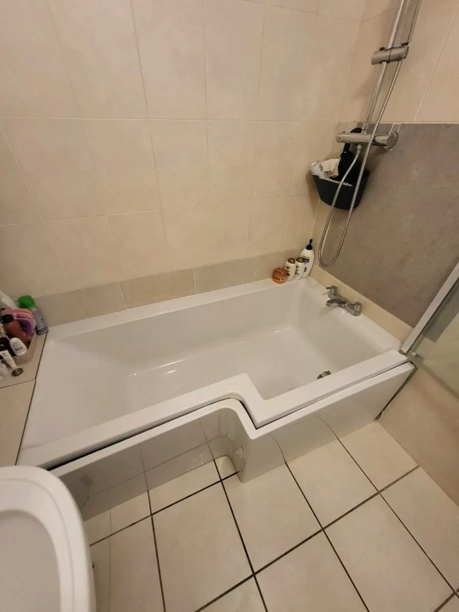 Bath tub, taps, and shower screen - Image 2