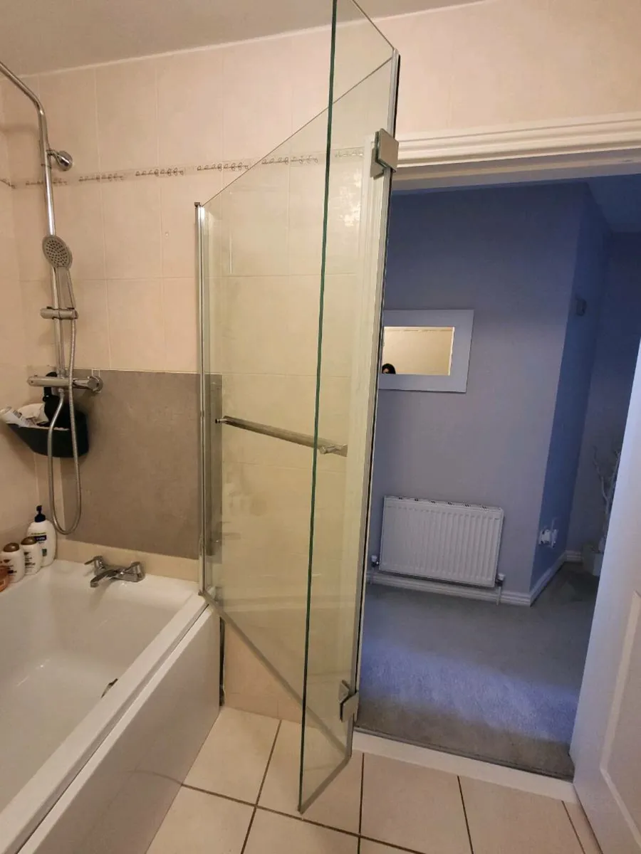 Bath tub, taps, and shower screen - Image 3