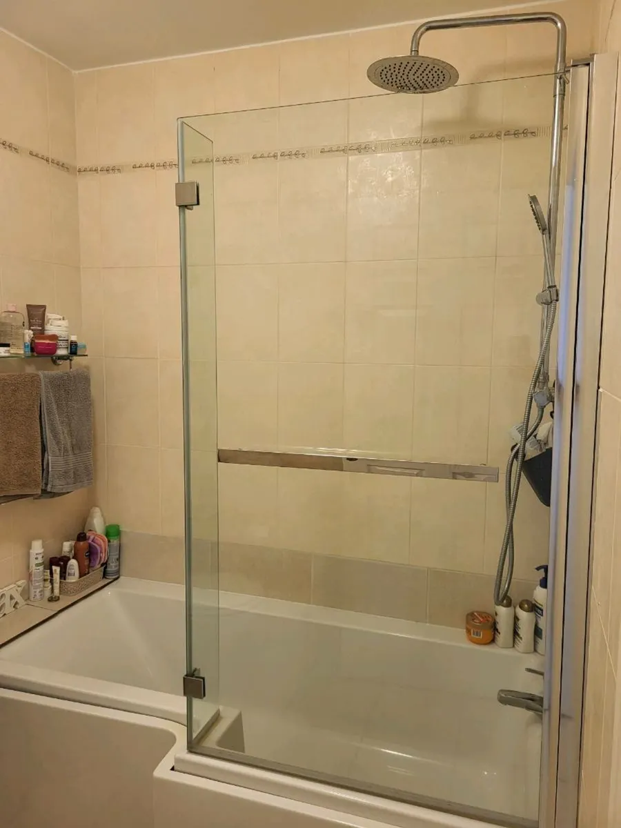 Bath tub, taps, and shower screen - Image 4