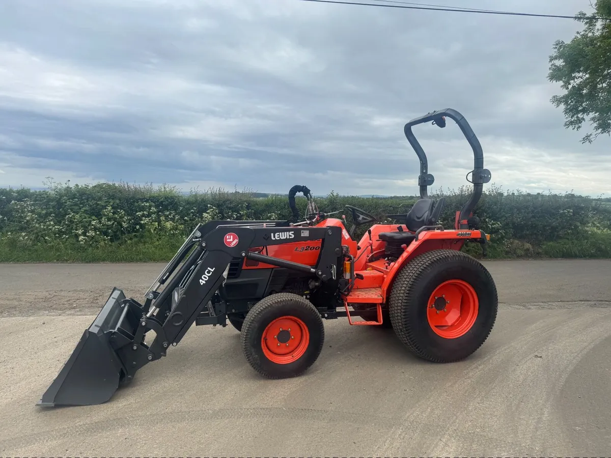 Kubota Compact Tractor with Front Loader - Image 3