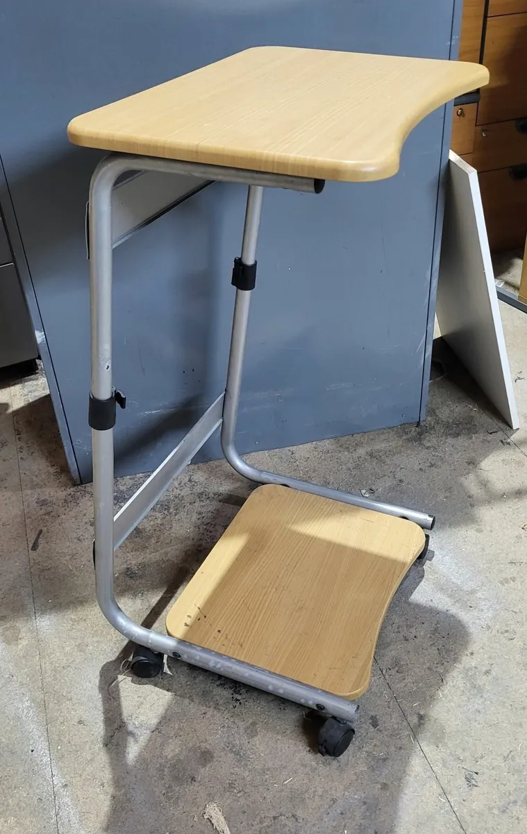 Mobile table with shelf - Image 4