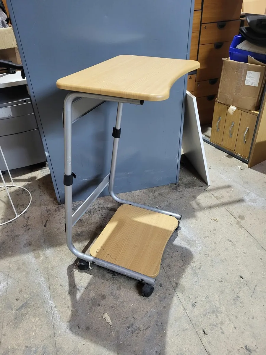 Mobile table with shelf - Image 1